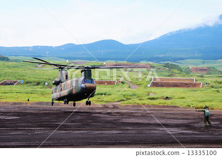 Chinook CH-47JA(運輸直升機)起飛2014年富士將軍火力運動 Chinook CH-47JA(運輸直升機)起飛2014年富士將軍火力運動 13335100
