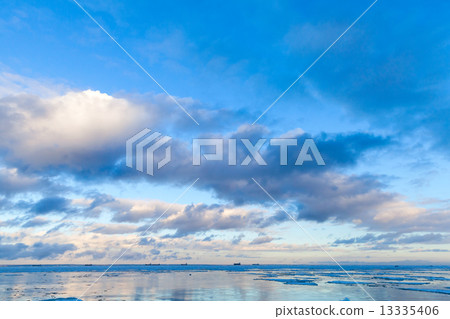 Winter Sea coastal landscape with cloudy sky 13335406