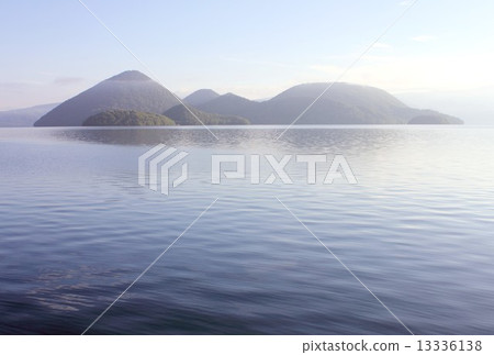 漂浮在夏天早晨霧，中島早晨的北海道洞爺湖 13336138