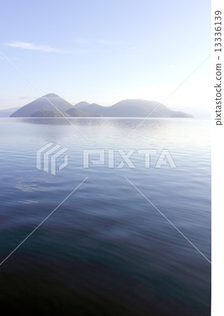 漂浮在夏天早晨霧，中島早晨的北海道洞爺湖 13336139