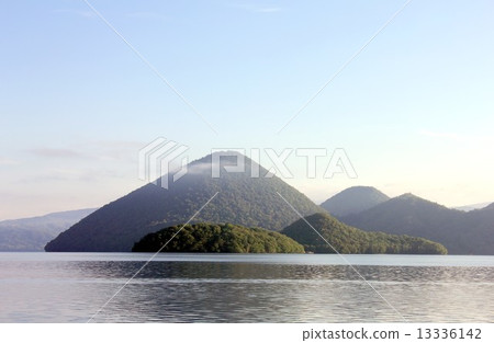 漂浮在夏天早晨霧，中島早晨的北海道洞爺湖 13336142