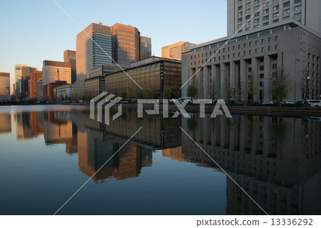 Hibiya moat twilight 13336292