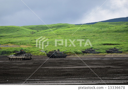 10 type tank & light tiger (89 type armored fighting car) 2014 Fuji general fire exercise 13336678