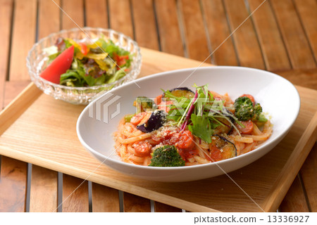 Tomato sauce pasta 13336927