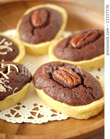 Brownie tart of coconut and pecan nut 13337536