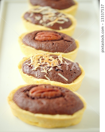 Brownie tart line version of coconut and pecan nut 13337537