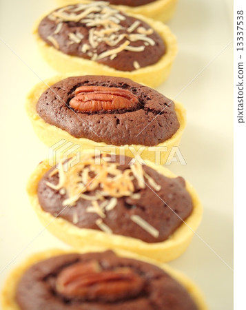 Brownie tart line version of pecan nut and coconut Brownie tart line version of pecan nut and coconut 13337538