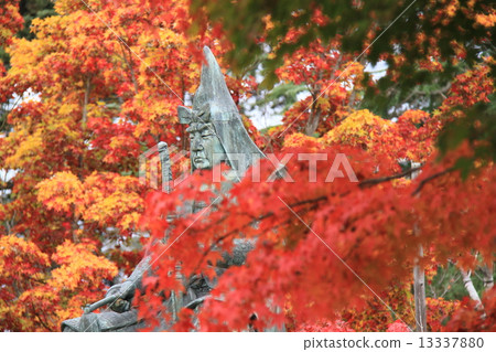 山形縣米澤城跡（上杉神社）的上杉謙信雕像和秋葉 13337880