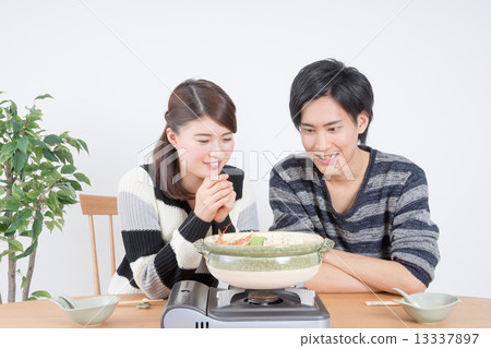 Young couple (pot) 13337897