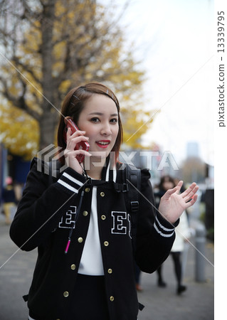 小姐談話在智能手機等待會議手 小姐談話在智能手機等待會議手 13339795