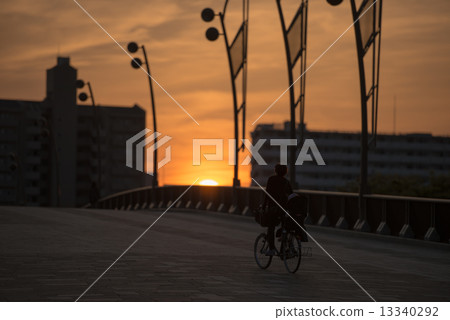 回家與日落的母親和孩子 回家與日落的母親和孩子 13340292