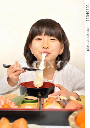 吃麵條的女孩 13340301