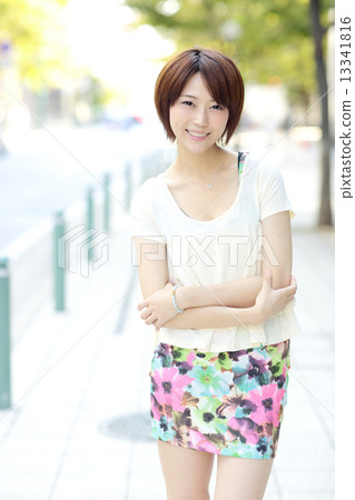 年輕的女士時尚 13341816