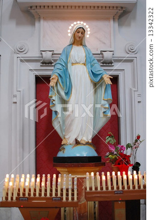 Sculpture of Mary in the Basilica of Santa Maria degli Angeli e dei Martiri. Rome, Italy 13342322