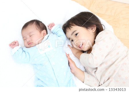Brothers (children and babies) 13343013
