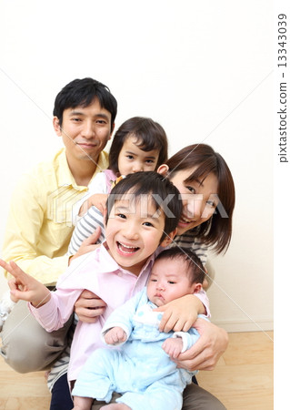 Five families (5 years old, 4 years old, 3 brothers of 1 month old) 13343039