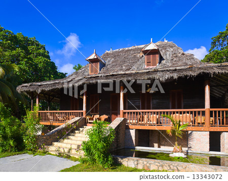 Retro colonial house 13343072