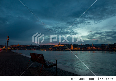 多瑙河的黃昏在匈牙利布達佩斯的 13343586
