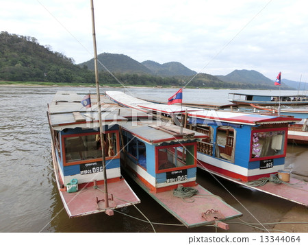 Sightseeing boat 13344064