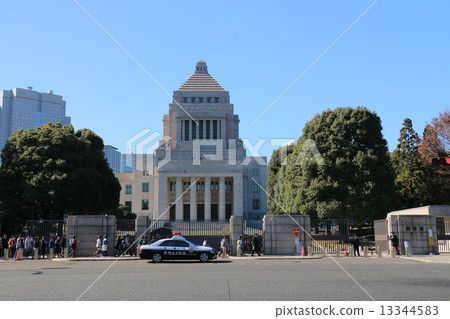在國民議會大樓前 在國民議會大樓前 13344583