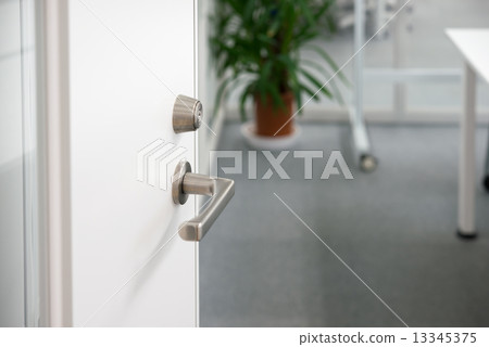 在辦公室裡 13345375