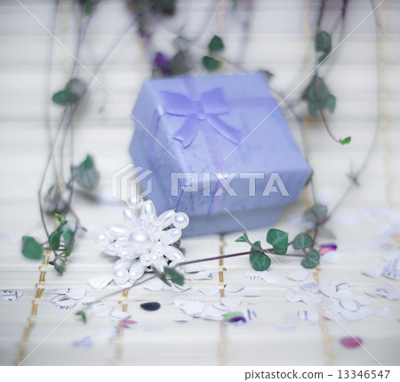 Open gift box 13346547