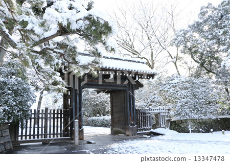 Kyoto Imperial Palace (clam gate) 13347478