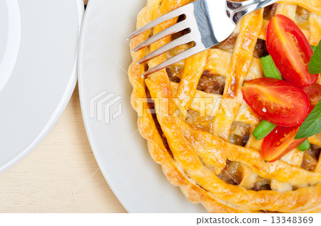 home made beef pie 13348369