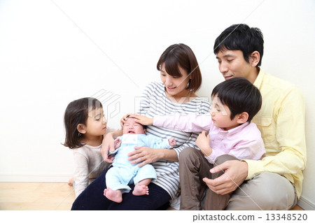 五個家庭（5歲，4歲，1個月大的3個兄弟） 13348520