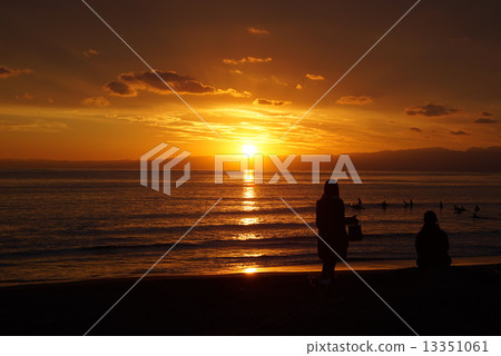 一個女孩和一個日落 13351061
