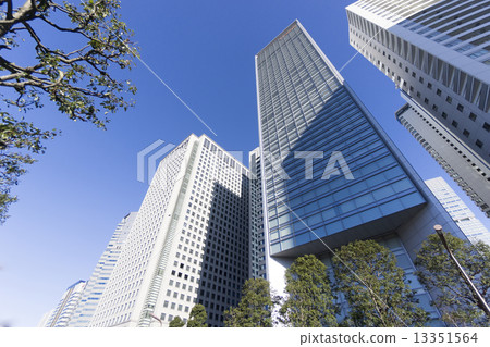 Sunny blue sky Shinagawa looking up at the skyscraper group 13351564
