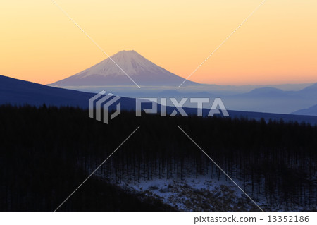 日出時的富士山 13352186