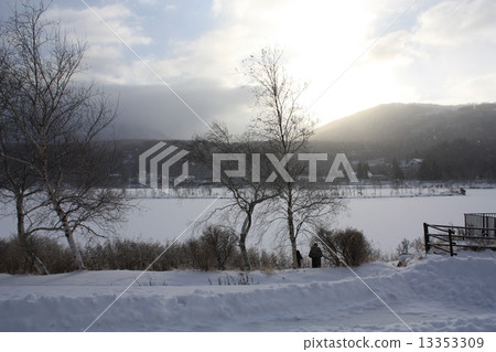 Shirakaba湖在冬天早晨 13353309