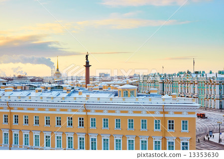 Scenic view of the Palace square in St. Petersburg 13353630
