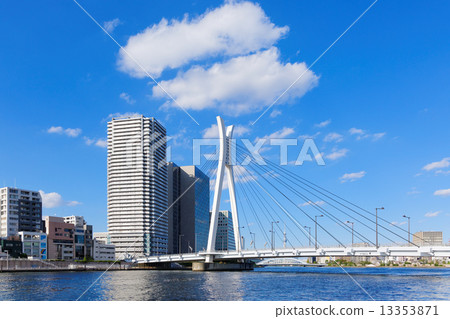 有藍天傳播和摩天大樓的中央Ohashi橋樑 13353871
