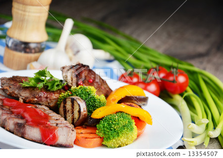 Delicious grilled beef steakes Delicious grilled beef steakes 13354507