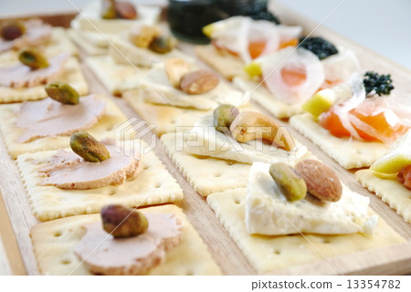 Hors d'oeuvre  13354782