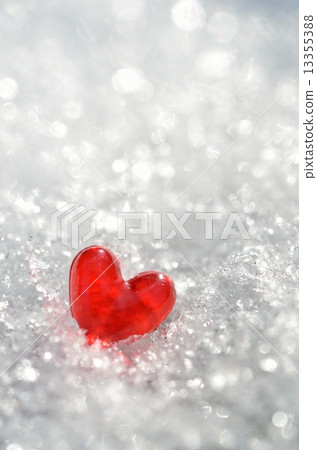閃閃發光的雪和紅色的心 13355388