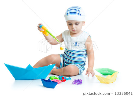 little kid fishing 13356041