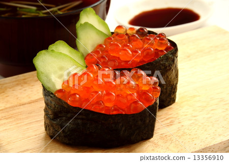 多少壽司軍艦包裹了白色背景 多少壽司軍艦包裹了白色背景 13356910