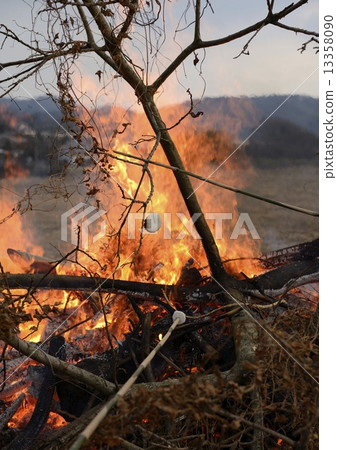 Burning rice cake burned in a wild fire firing 13358090