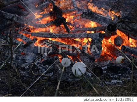 Burning rice cake burned in a wild fire firing 13358095
