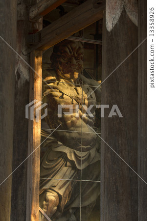 Todaiji Temple和服雕像統計由夕陽點燃 Todaiji Temple和服雕像統計由夕陽點燃 13358926