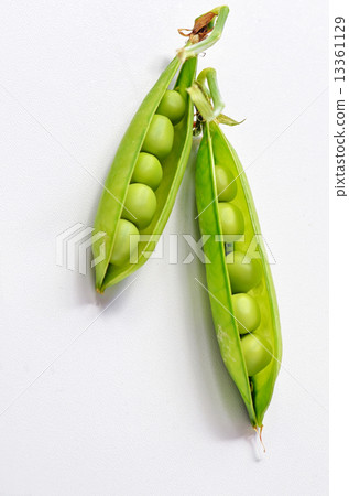 green peas isolated 13361129