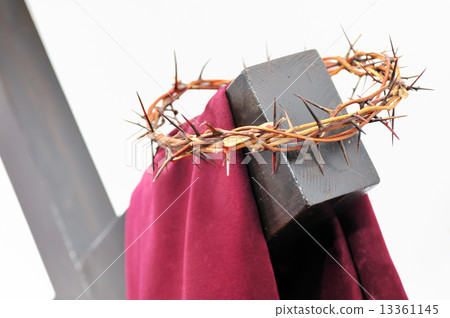 the crown of thorns and the cross 13361145