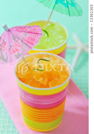 cocktail drinks 13361303