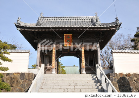 [四國88寺] 愛媛縣南羽輪郡愛南町，晴朗的冬日早晨的40號觀自濟寺門 13362169