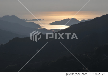 Uwa Sea and Bungo Channel shining in the setting sun, Yawatahama City, Ehime Prefecture 13362175