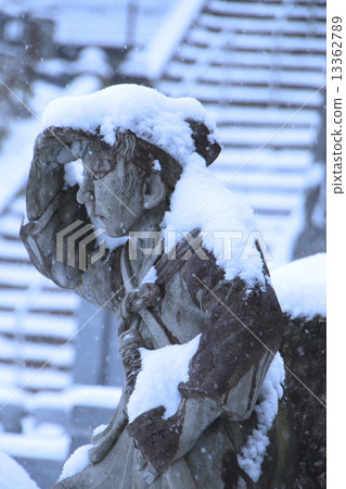 Statue of white horde Statue of white horde 13362789