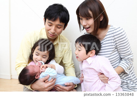 五個家庭（5歲，4歲，1個月大的3個兄弟） 13363848